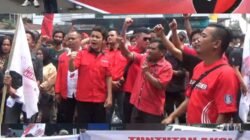 Ratusan kader militan PDI Perjuangan bersama warga simpatisan menggelar aksi damai di depan Tiara Convention Hall Medan, Sabtu (27/10/2024), saat berlangsungnya Rakercabsus DPC PDIP Medan.